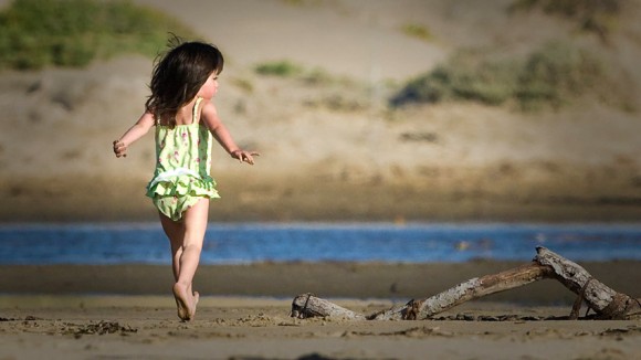 Bimba sulla spiaggia